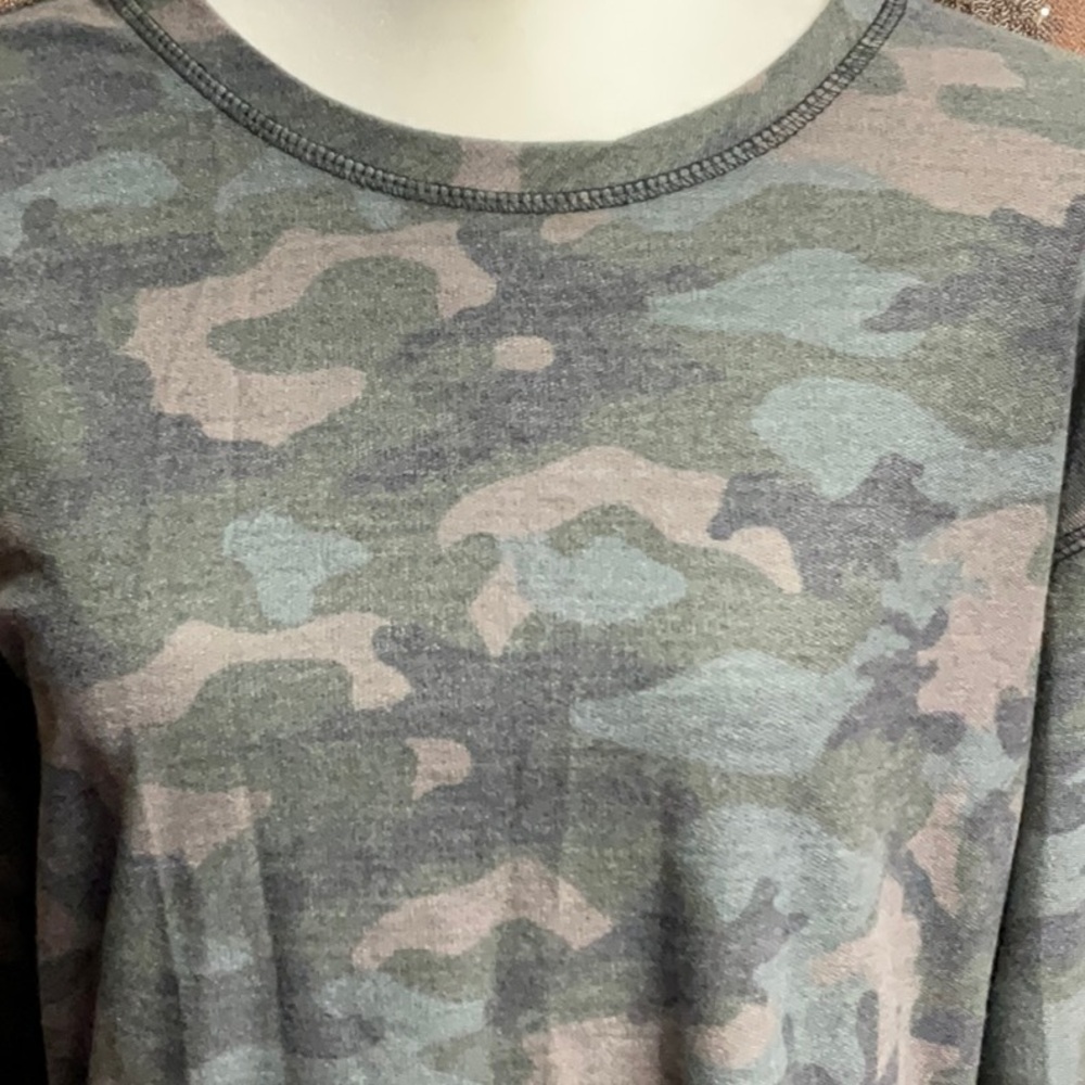 Camo Side Snaps Weekender Top - Picture 4 of 12